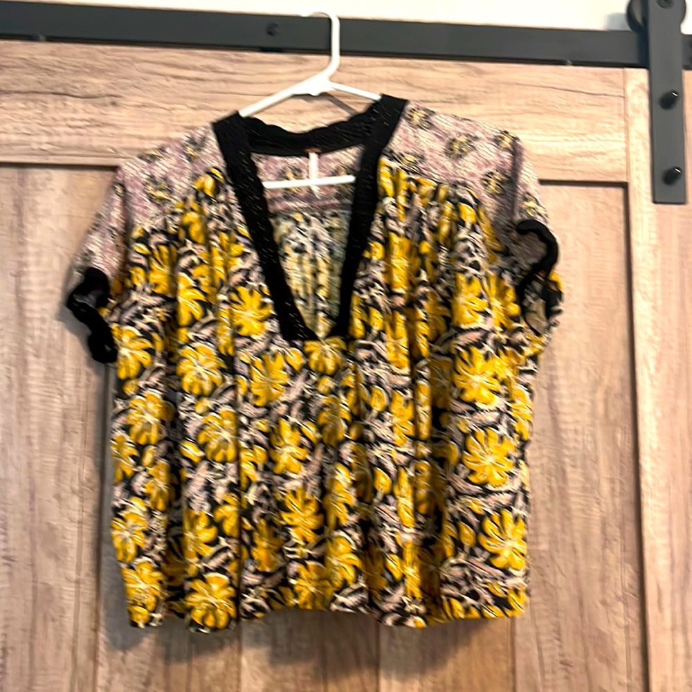 Free People lightweight floral top. Size Medium.